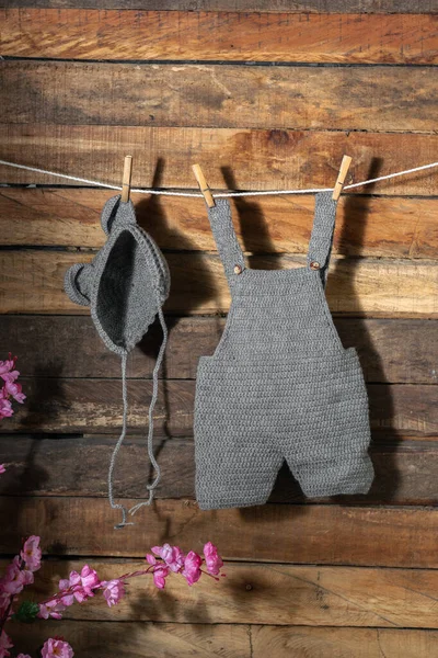 Baby Clothes Hanging Clothesline Rope Tied Wooden Hooks Overalls Hat — Foto de Stock