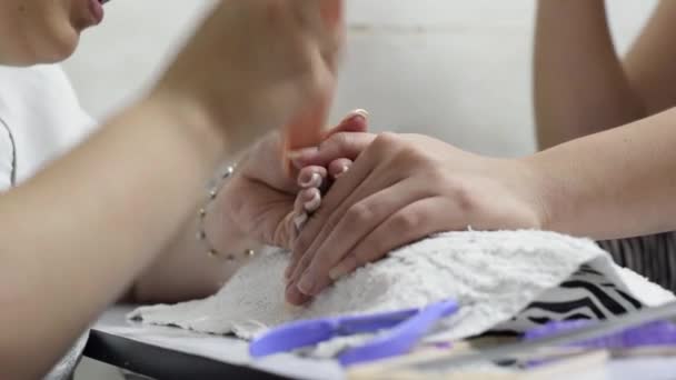 Latin Manicurist Girl Filing Her Client Nails Orange Nail File — Vídeo de Stock