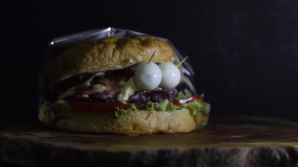 Cameo Shot Delicious Street Burger Standing Wooden Tray Ready Sold — Vídeo de Stock