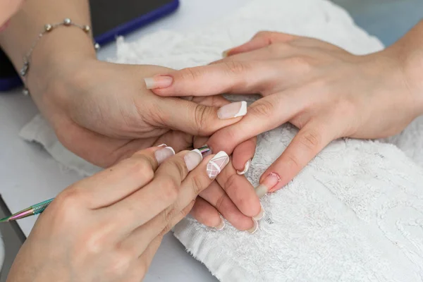 Vista Detallada Las Manos Manicurista Realizando Una Limpieza Cutículas Con — Foto de Stock