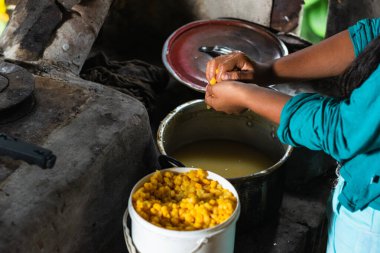 Köylü bir kızın ellerinin aşırı suyu temizlemek için taze pişmiş mısırı elleriyle sertçe bastırması. Sarı arepa hazırlanıyor. Kolombiya kahvaltısı hazırlıyorum..