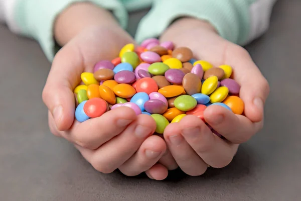 Barnens Handflator Rymmer Massa Godis Olika Färger Glaserade Godis Framifrån — Stockfoto