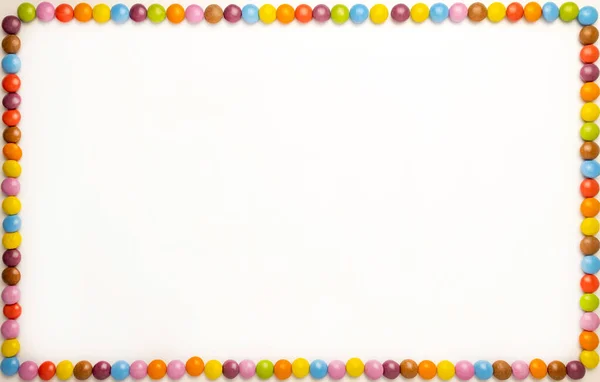Прямоугольная Горизонтальная Рамка Белом Фоне Шоколадом Разных Цветов Краю Фотофон — стоковое фото