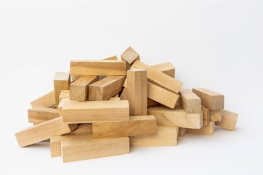 Büyük tahta bloklar yığını, Jenga oyunu. Yıkılmış kule, oyun bitti, beyaz üzerine izole edilmiş..