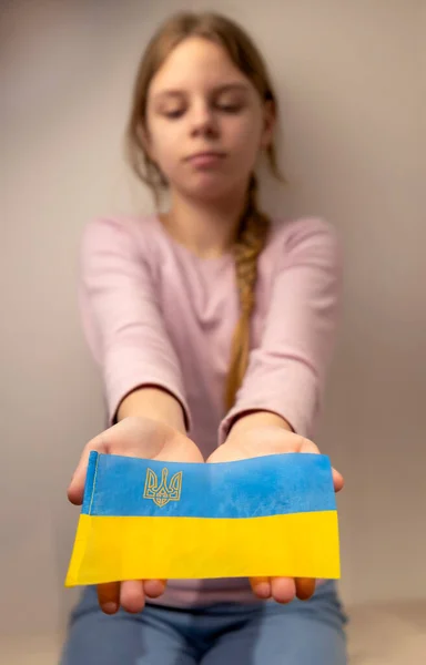 파란색 노란색 우크라이나 국기를 소녀의 초상화 아이는 우크라이나 국기를 애국심은 — 스톡 사진
