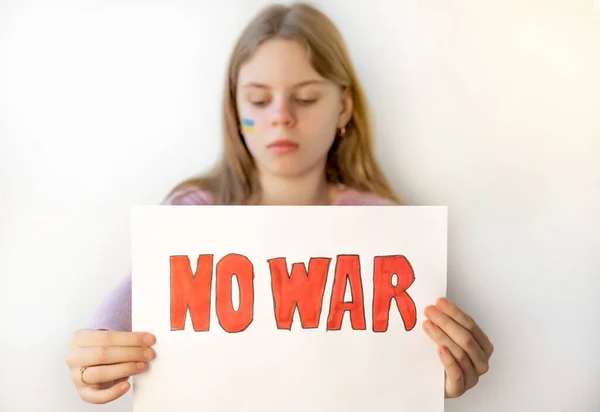 Расстроенная Девушка Плакатом Протестующим Против Войны Нарисовала Баннер War Белом — стоковое фото