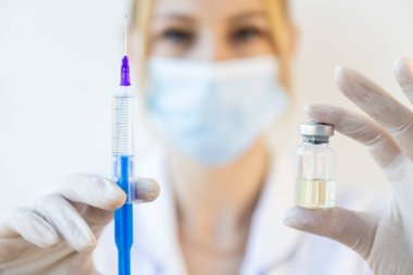 Kapatın. Kadın doktor ya da hemşire elinde şırınga ve ilaç tutuyordu. Tıp kavramı