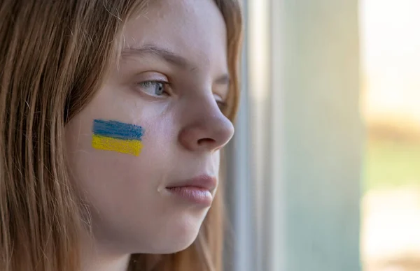 러시아가 우크라이나를 침공하다 눈물을 아이의 식탁에 창밖을 내다보고 있습니다 우크라 — 스톡 사진