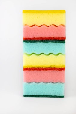 Bulaşık yıkamak için altı renkli sünger. Ev temizliği kavramı