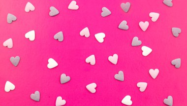 Kartpostala yakın çekim, bir sürü küçük kalp. Neşeli soyut arkaplan