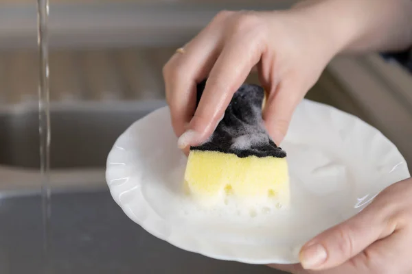 Миття Білої Тарілки Губкою Посудомийною Рідиною Піною — стокове фото