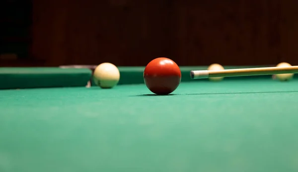 Hit Cue Ball Red Ball Resting Friends Playing Snooker — Stockfoto