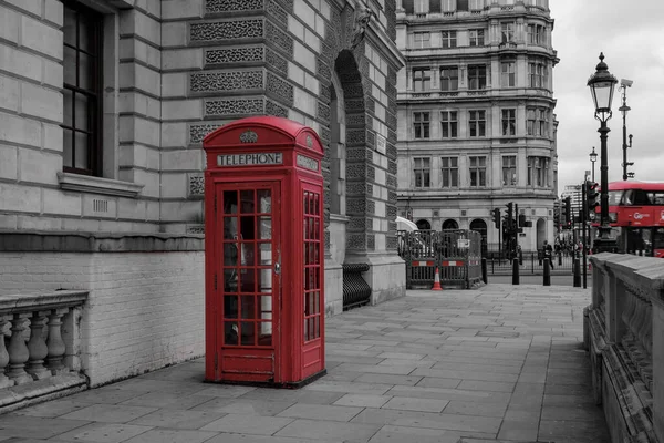 Classic British View Κόκκινο Τηλεφωνικό Θάλαμο Στο Λονδίνο Ηνωμένο Βασίλειο — Φωτογραφία Αρχείου