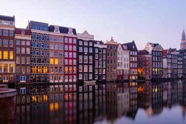 Amsterdam: Arkasında renkli evler olan bir kanal manzarası