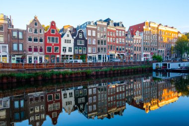 Amsterdam Hollanda - renkli binalar bir kanala yansıdı