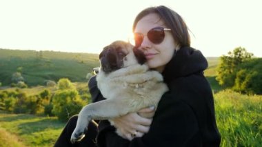 Kadın köpeğine sarılır ve onu öper. Komik yorgun köpek, sahibinin ellerinde rahatla, hayvanları sev..