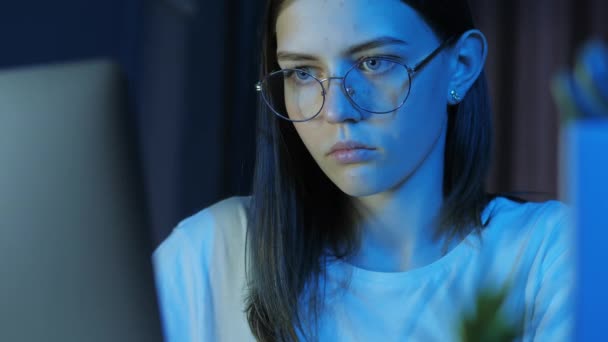 Porträtt av tonåring flicka med glasögon tittar på skärmen — Stockvideo