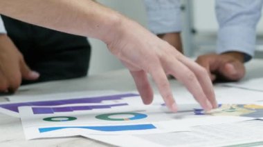 Ofis çalışanları aktif olarak bir projeyi tartışıyor, anlaşmaya varıyor, ellerinizi kapatıyorsunuz.