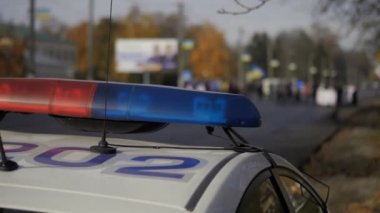 Polis fenerlerini gösterinin arka planına çevirince, insanlar yolu kapatıyor.