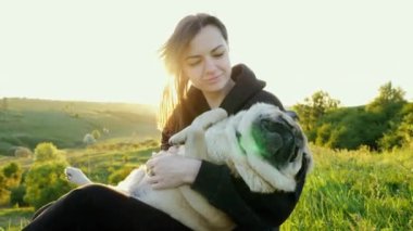 Kadın köpeğine sarılıyor ve tırmalıyor. Komik yorgun köpek, sahibinin ellerinde rahatla, hayvanları sev.