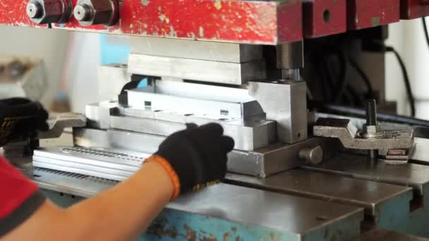 Travailleur d'usine fabrique des pièces métalliques sur un convoyeur, moule en aluminium — Video