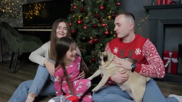 Famiglia felice con un cane fa videochiamate a parenti e amici, auguri Buon Natale e Felice Anno Nuovo — Video Stock