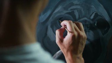 Ressam, tuvale zarif bir köpek portresi çiziyor.