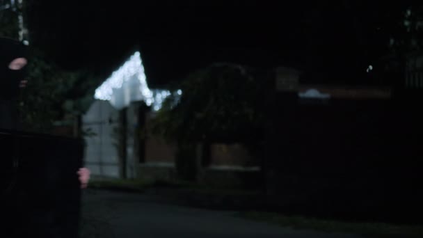 Ladro in maschera porta una TV rubata a tarda notte, viene catturato dalla polizia con luci lampeggianti, scappa, concetto di sicurezza — Video Stock