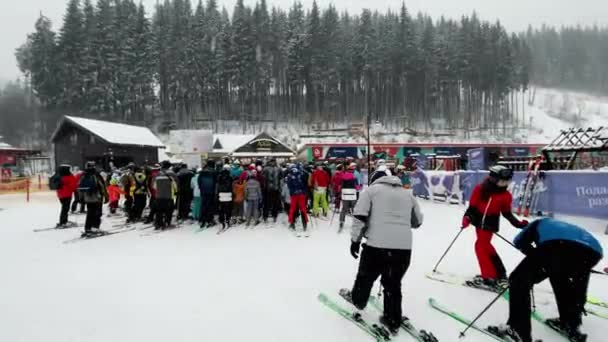 Bukovel, Ukraina, Desember 2021: Skiers and snowboarders antri lift ski, ski resort — Stok Video