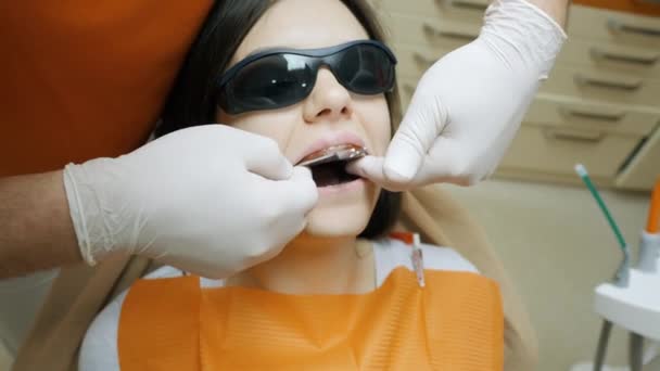 Doktorze, dentysta robi wrażenie na zębach pacjentki. — Wideo stockowe