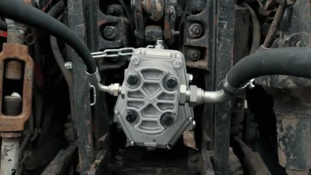 Рабочий гидравлический двигатель на старом тракторе, сельскохозяйственном — стоковое видео