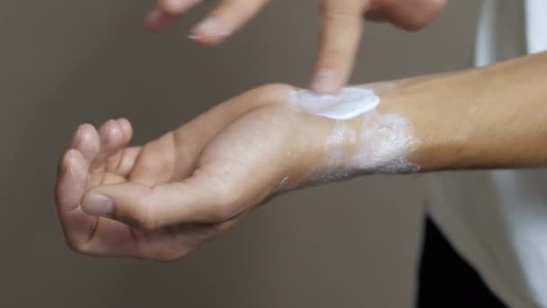 Primo piano di spalmare crema curativa un livido sulla mano, una distorsione e un livido sul polso — Video Stock