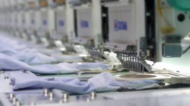 Giyim fabrikasında otomatik çorap dikişleri, makine nakış hattı.. 