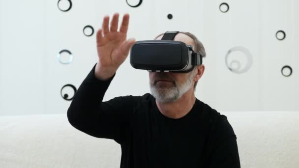Homme adulte utilisant des lunettes de réalité virtuelle à la maison, voyage dans la métaverse — Video