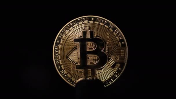 Bitcoin para siyah arkaplanda ışık ile aydınlatılmış. — Stok video
