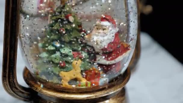 Santa claus in a glass ball with snow, Christmas, New Years decoration close-up. — Stockvideo