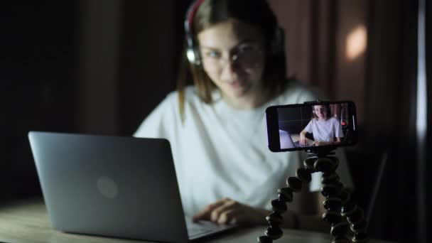 Mladý blogger dívka teenager nahrávání živého vysílání a proud do počítačové hry pozdě v noci — Stock video