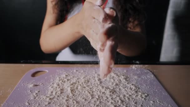 Gros plan, une femme se serre la main de la pâte pendant la cuisson — Video