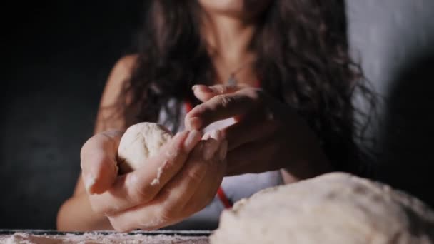 Kvinnliga händer knåda försiktigt degen närbild i slow motion — Stockvideo