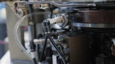 Giysi fabrikasında pamuk çorap üretim süreci, otomatikleştirilmiş işlem, makinenin bir parçası