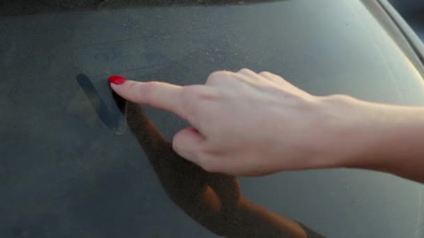 Close-up van vrouwen vinger schrijft op vuile auto venster - was me — Stockvideo