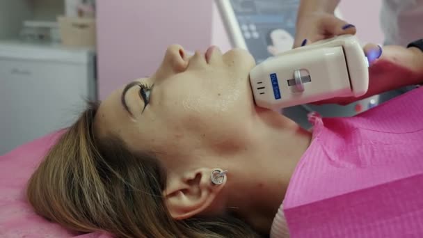 Процедура лифтинга в косметологическом салоне, косметолог делает подтяжку лица — стоковое видео