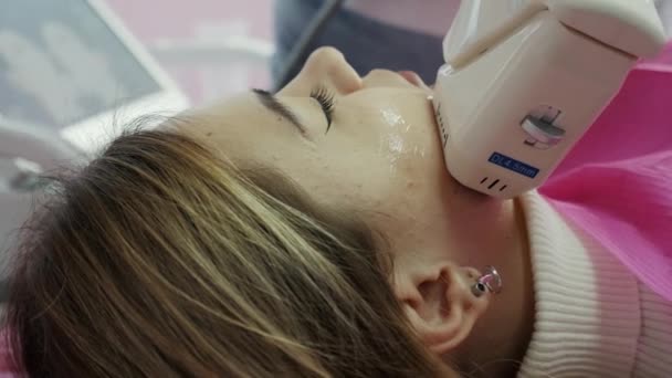 SMAS Procedimiento de elevación en el salón de cosmetología, cosmetólogo haciendo lifting facial — Vídeos de Stock