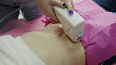 Kozmetik salonunda SMAS kaldırma prosedürü, kozmetik uzmanı, karın kaldırma, tanınmayan kadınlar.