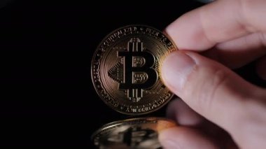 Bitcoin para siyah arkaplanda ışık ile aydınlatılmış.