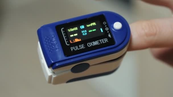 Close-up on a finger in a pulse oximeter. Check the pulse of the oxygen in the blood. — Stock Video