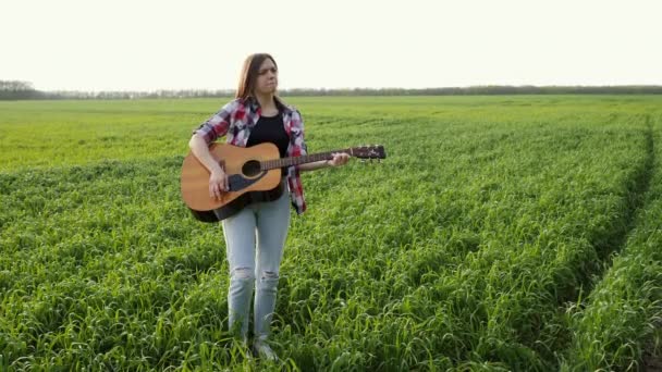 Жінка Стоїть Пшеничному Полі Виразно Грає Музику Гітарі Співає Повільному — стокове відео