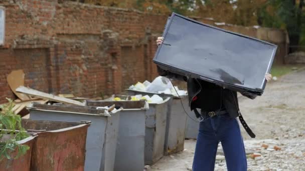 Mulher Lança Moderna Quebrada Latas Lixo Câmera Lenta Conceito Livrar — Vídeo de Stock