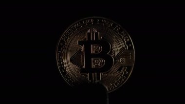 Bitcoin para siyah arkaplanda ışık ile aydınlatılmış