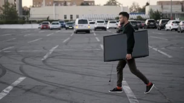 Mężczyzna Upuszcza Nowy Zakupiony Telewizor Parkingu Supermarkecie Spada Bezskutecznie Dostarcza — Wideo stockowe